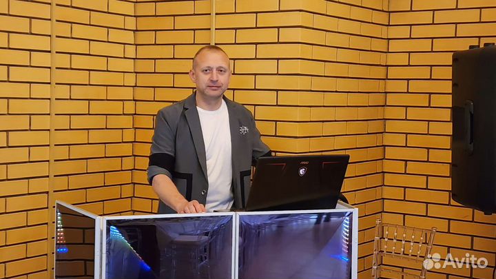 Диджей с оборудованием