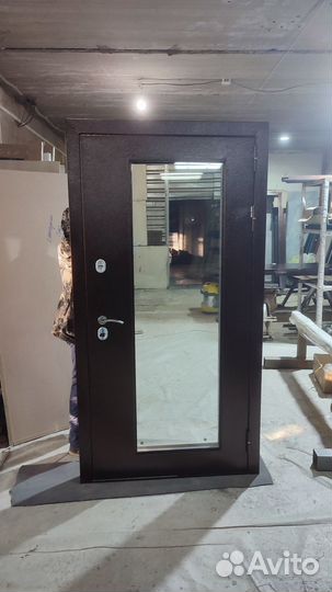 Дверь с зеркалом входная