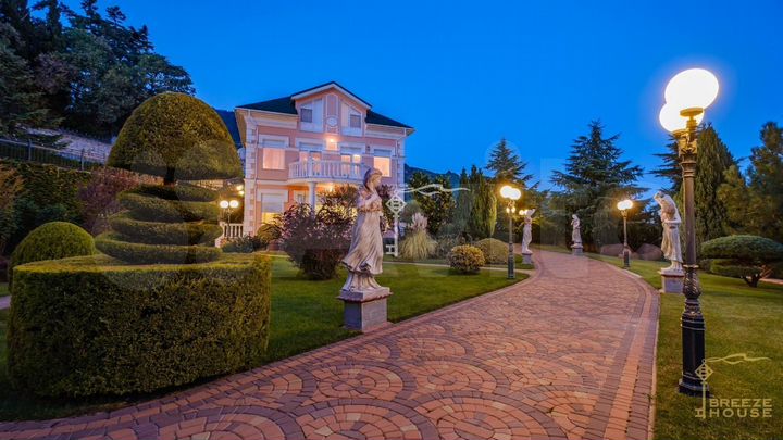 Дом 674,7 м² на участке 25 сот.