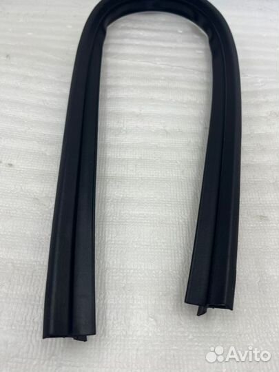 Уплотнительная резинка дверная нижняя передняя