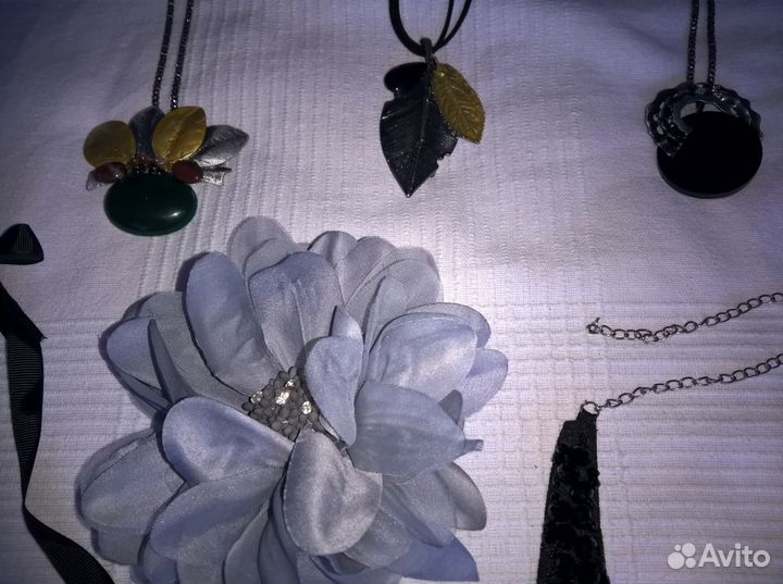 Колье, брошь, браслеты