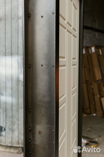 Входная дверь с зеркалом и без