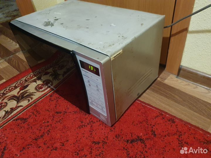 Микроволновая печь Samsung в рабочем состоянии