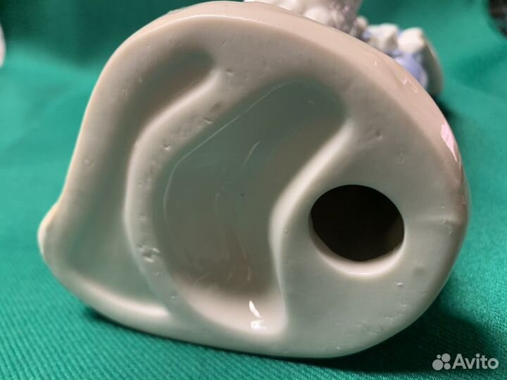 Фарфоровая статуэтка Дама с собакой