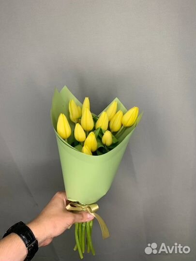 Букет из 13 желтых тюльпанов