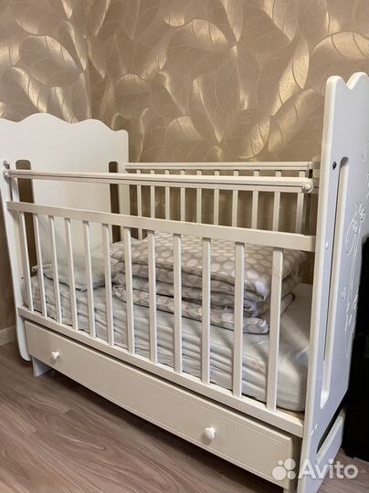 Детская кроватка с поперечным маятником