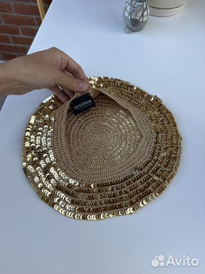 Берет с золотыми пайетками