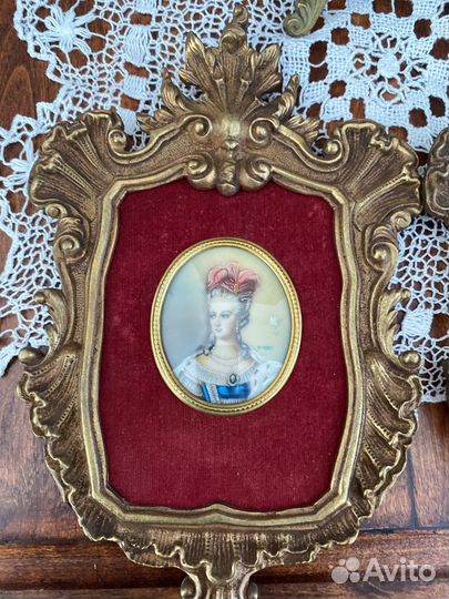 Старинные картины на красном бархате. Италия