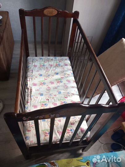 Детская кроватка с маятником