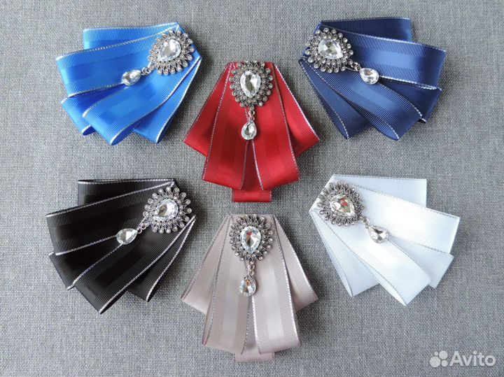 Школьные комплекты: банты и галстук-брошь разные