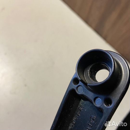 Поводок стеклоочистителя передний правый Geely