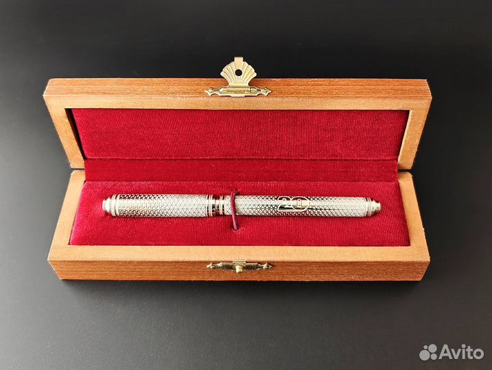 Подарочная ручка с индивидуальной гравировкой