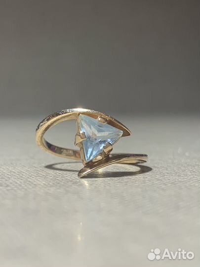 Золотое кольцо с на топазом