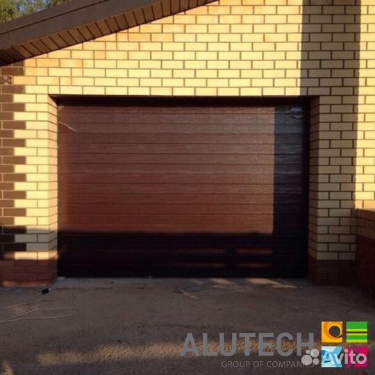 Секционные ворота для гаража alutech