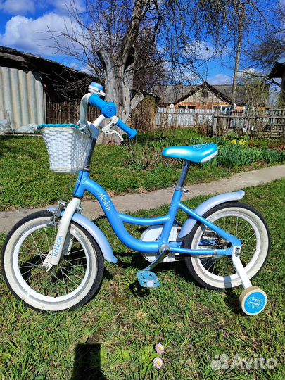 Детский велосипед с дополнительными колесами