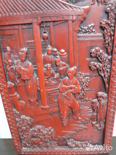 Декоративное панно с резьбой и иероглифами