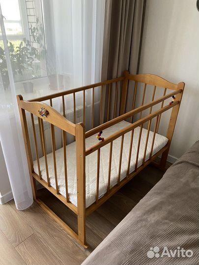 Детская кроватка с матрасом и 2 кпб