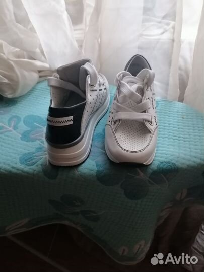 Кроссовки женские