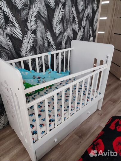 Детская кроватка с маятником и ящиком