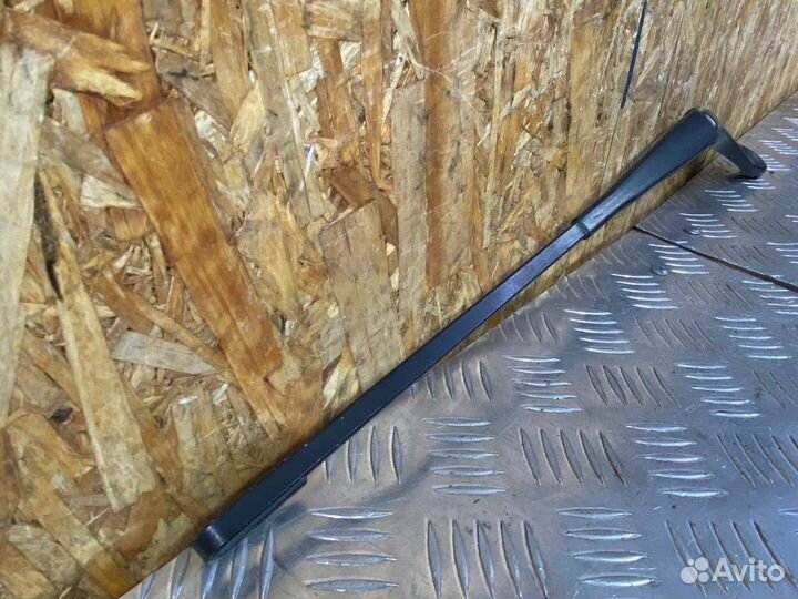 Поводок стеклоочистителя левый Renault Logan 2