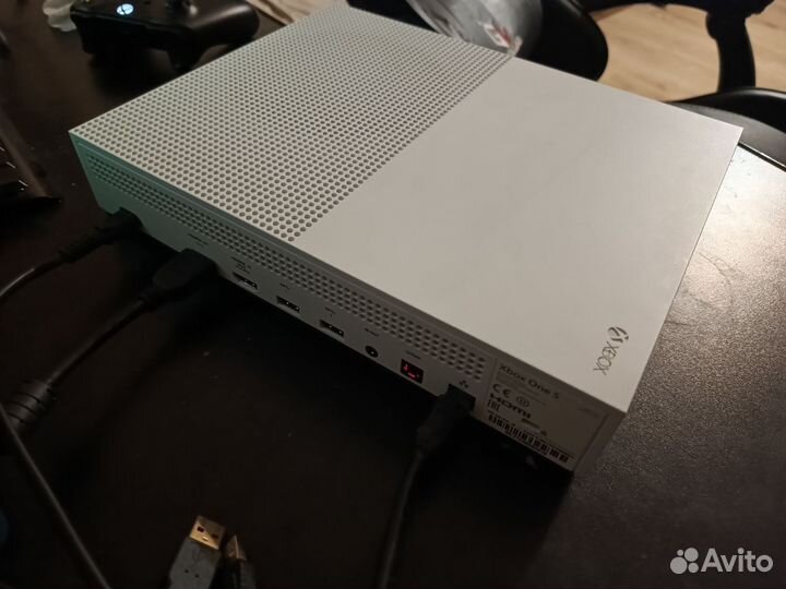 Xbox One S 1tb с геймпадом