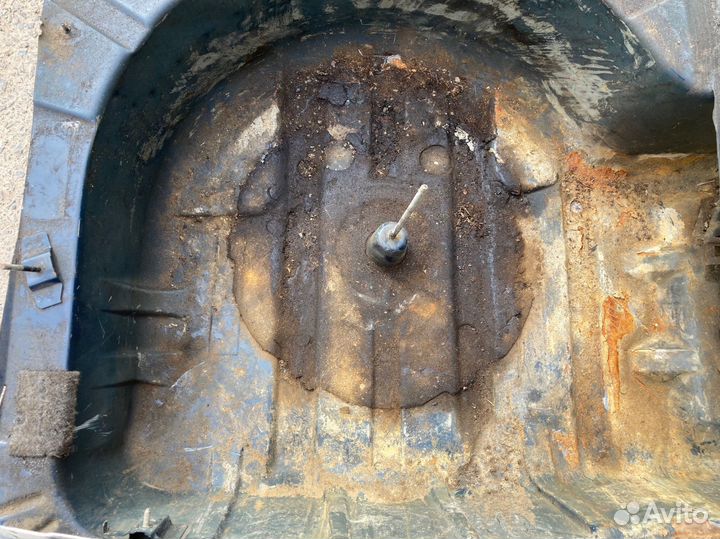 Ниша запасного колеса и аккумулятора bmw е39