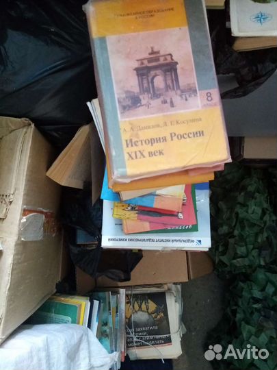 Книги, газеты, журналы, учебники много