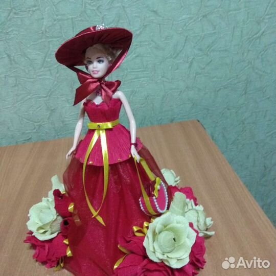 Кукла в платье украшенное конфетами