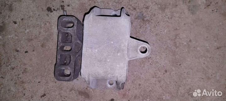 Опора двигателя левая VW Golf 4\Bora