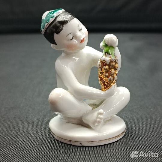 Фарфор Мальчик с Виноградом лфз