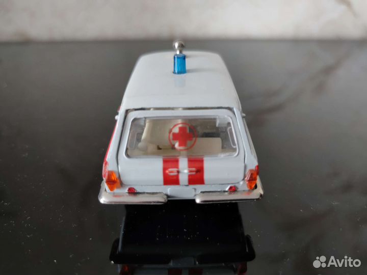 Модель автомобиля 1:43 СССР газ 2402 мед