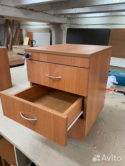 Тумба с 3-мя выдвижными ящиками центральный замок