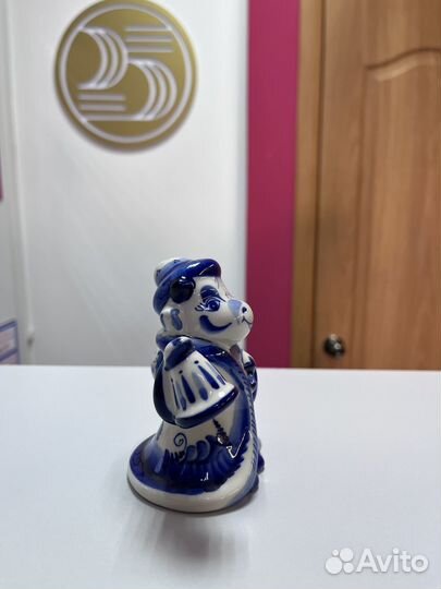 Фарфоровая статуэтка Корова с колокольчиком