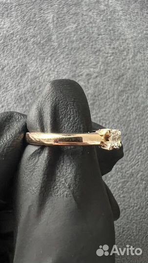 Кольцо с бриллиантом