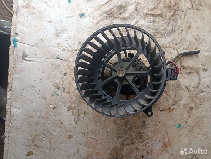 Форд Фьюжн мотор отопителя печки