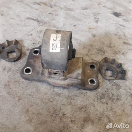 Подушка крепления кпп левая Мицубиси Лансер 9