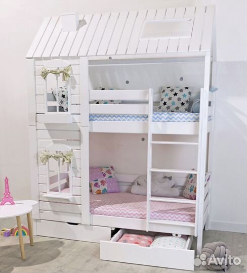 Двухъярусная кровать домик