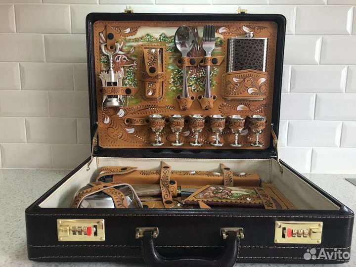 Набор для пикника в кожаном кейсе