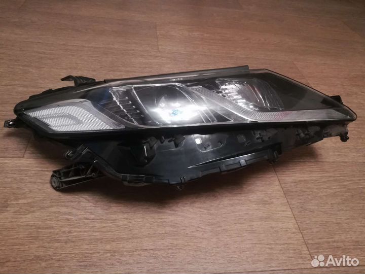 Фара Toyota Camry 8111033D70 V70, правая