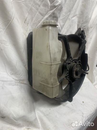 Диффузор радиатора c бачком Honda Jazz Fit GD