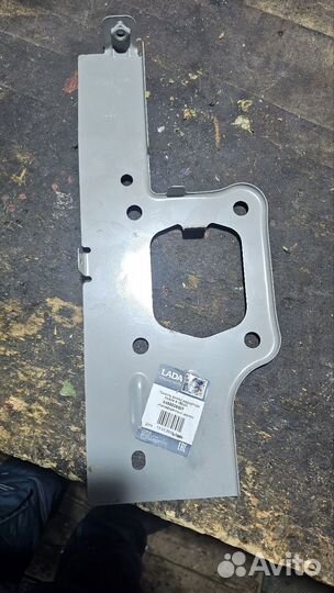 Панель рамки радиатора левая 8450039307