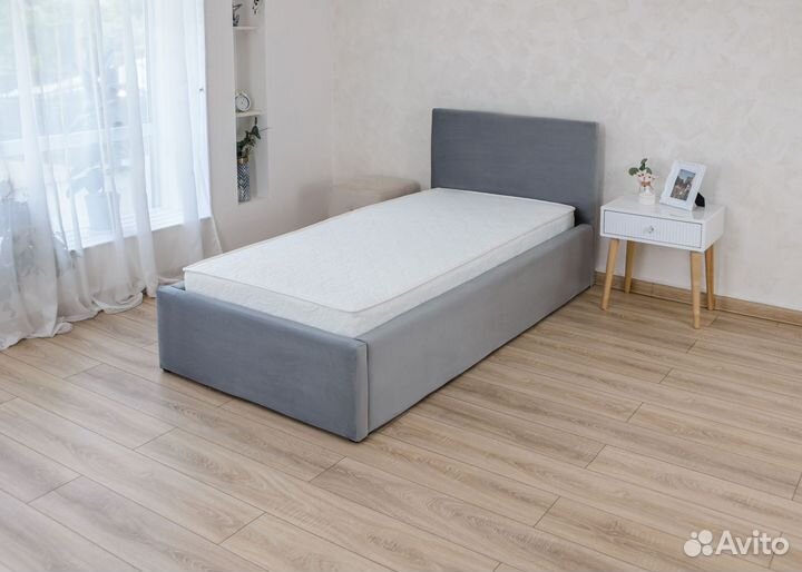 Кровать с матрасом