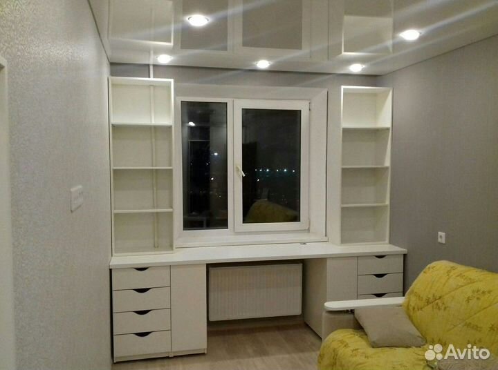 Рабочий стол у окна на заказ