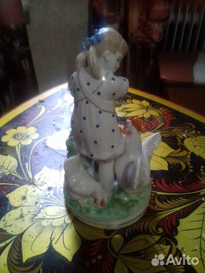 Фарфоровая статуэтка