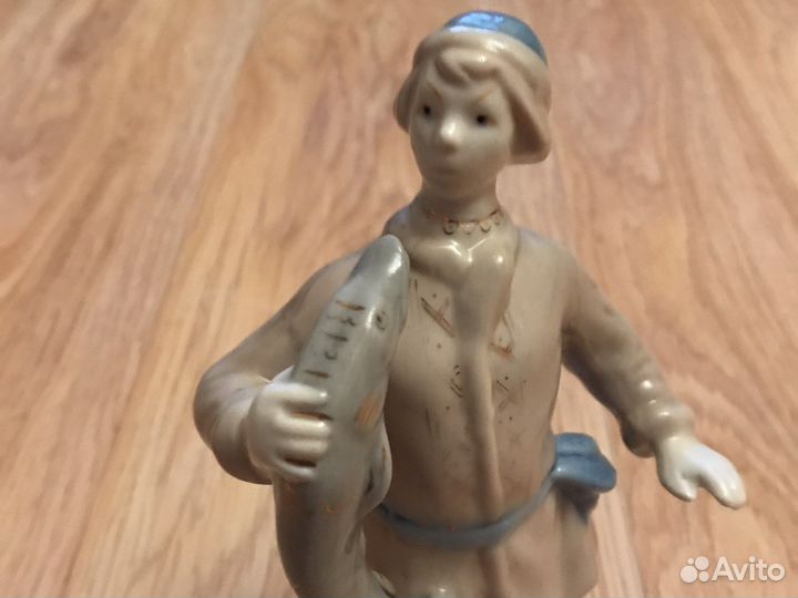 Коллекционная фарфоровая статуэтка Емеля с щукой