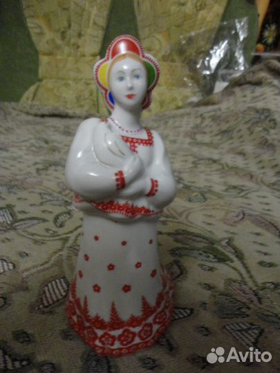 Фарфоровая статуэтка 