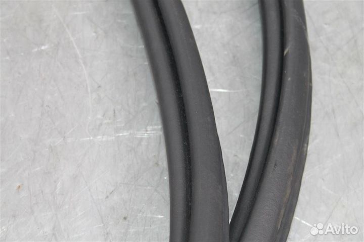 Уплотнитель кузова передней правой двери Volvo X