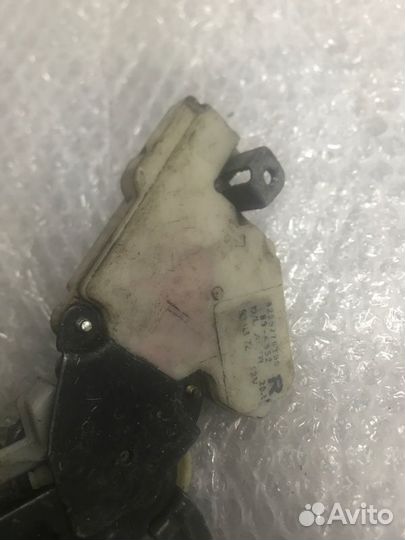 Замок двери задний правый Nissan Laurel HC34