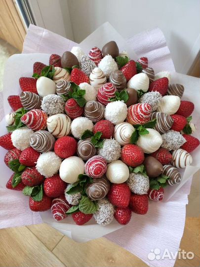 Вкусные букеты с клубникой в бельгийском шоколаде