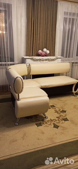 Большой угловой диван для кухни